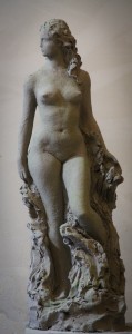 Обнаженная девушка скульптура