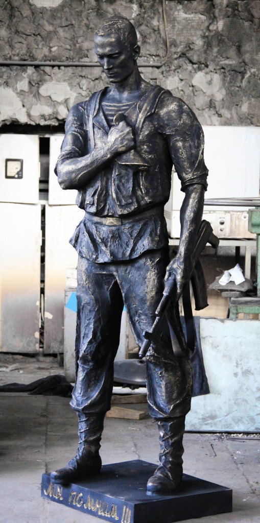Бронзовая скульптура солдату