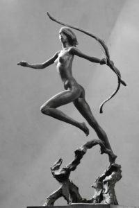 скульптура девушки из глины
