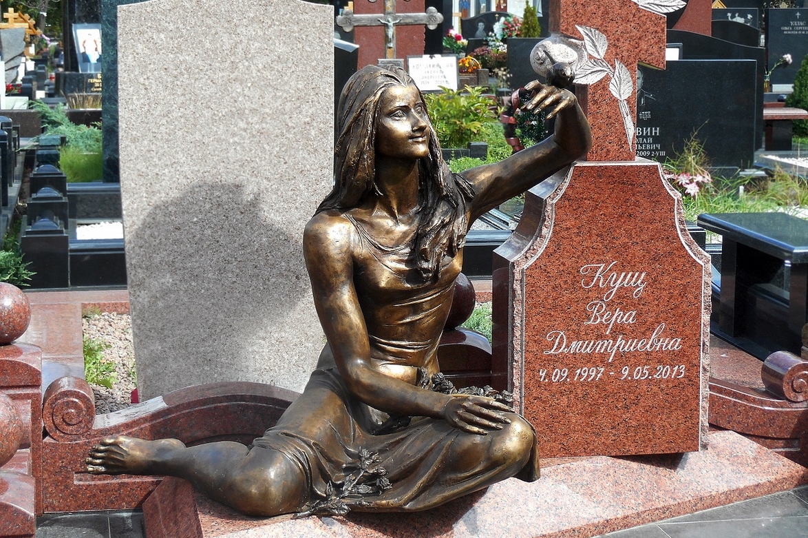 бронзовый памятник девушка