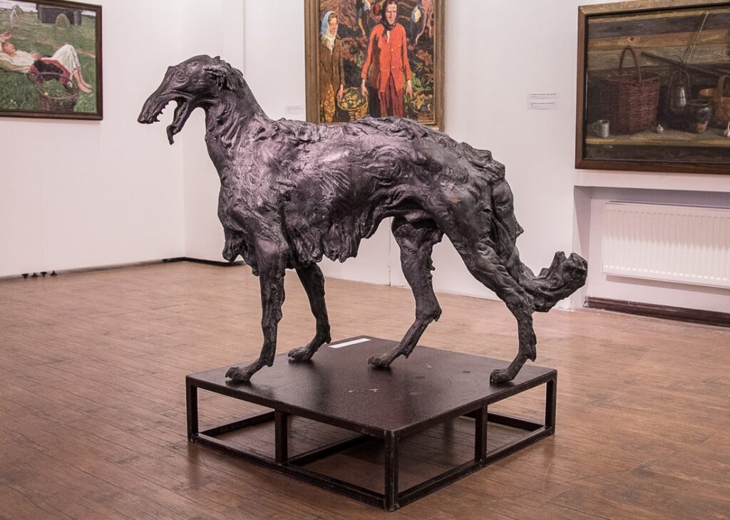 бронзовая скульптура собаки